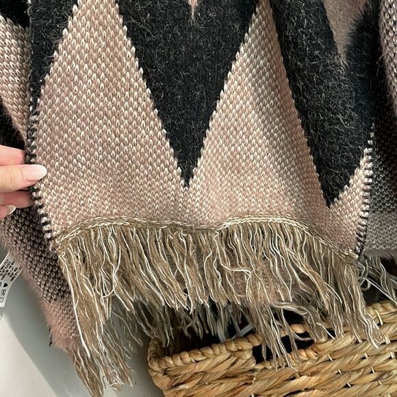 EUC Soft Khaki Black Chevron Wide Cap Sleeve Cape One Size - Picture 5 of 9